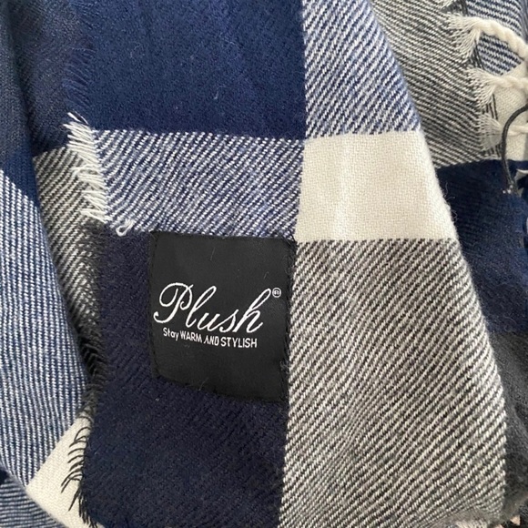 Ultra soft Plush oversized scarf shawl plaid navy/white - Picture 2 of 3